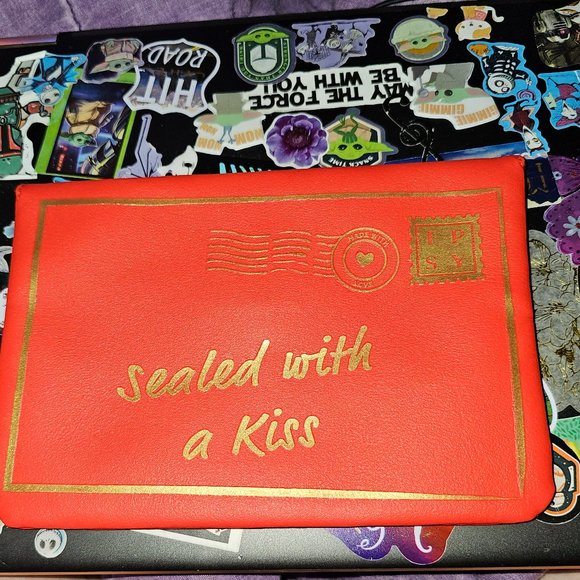 Ipsy February 2021 Sealed with a kiss cosmetic bag - Picture 1 of 3